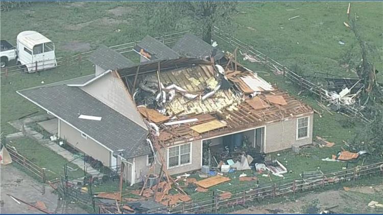 Lốc xoáy với sức gió 233 km/h "cuốn phăng" một thị trấn, nhiều người mất hết nhà cửa trong chớp mắt - Ảnh 3