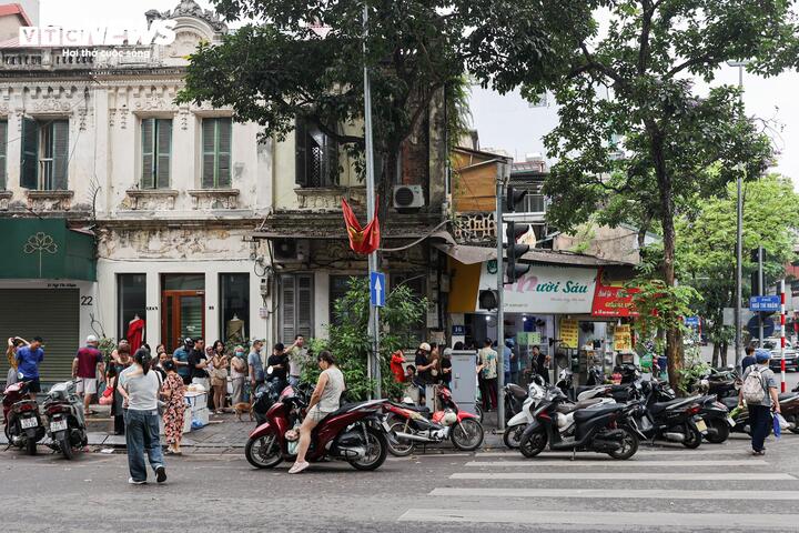 Người Hà Nội xếp hàng cả tiếng chờ mua bánh trôi, bánh chay dịp Tết Hàn thực - Ảnh 1