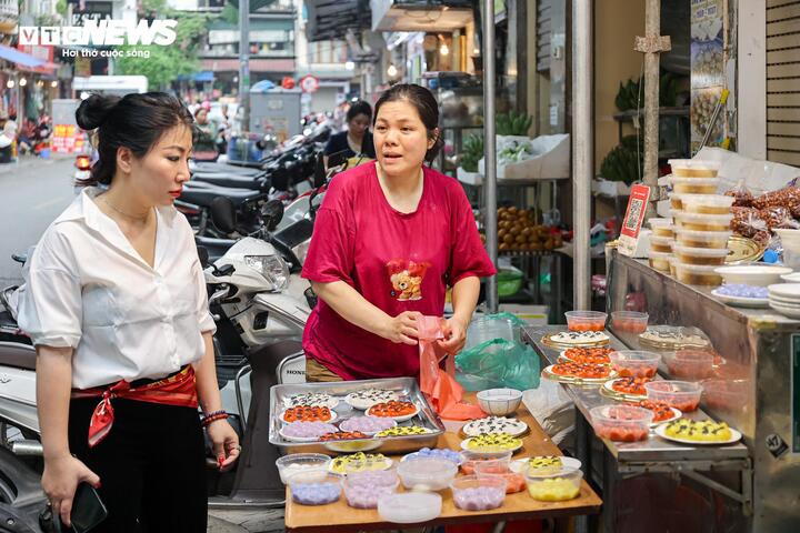 Người Hà Nội xếp hàng cả tiếng chờ mua bánh trôi, bánh chay dịp Tết Hàn thực - Ảnh 15