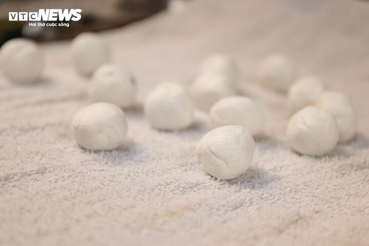 Người Hà Nội xếp hàng cả tiếng chờ mua bánh trôi, bánh chay dịp Tết Hàn thực - Ảnh 13