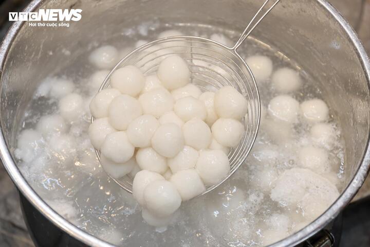 Người Hà Nội xếp hàng cả tiếng chờ mua bánh trôi, bánh chay dịp Tết Hàn thực - Ảnh 14