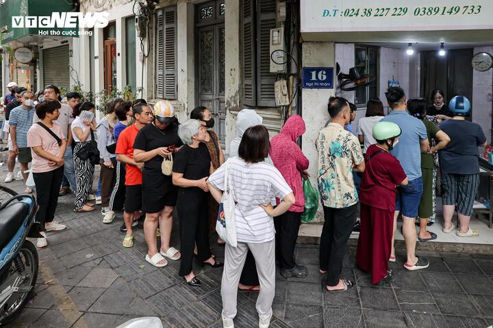 Người Hà Nội xếp hàng cả tiếng chờ mua bánh trôi, bánh chay dịp Tết Hàn thực - Ảnh 2