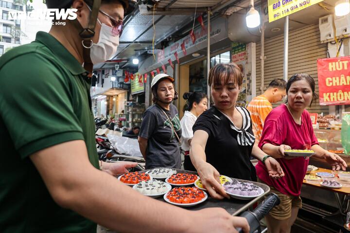 Người Hà Nội xếp hàng cả tiếng chờ mua bánh trôi, bánh chay dịp Tết Hàn thực - Ảnh 16