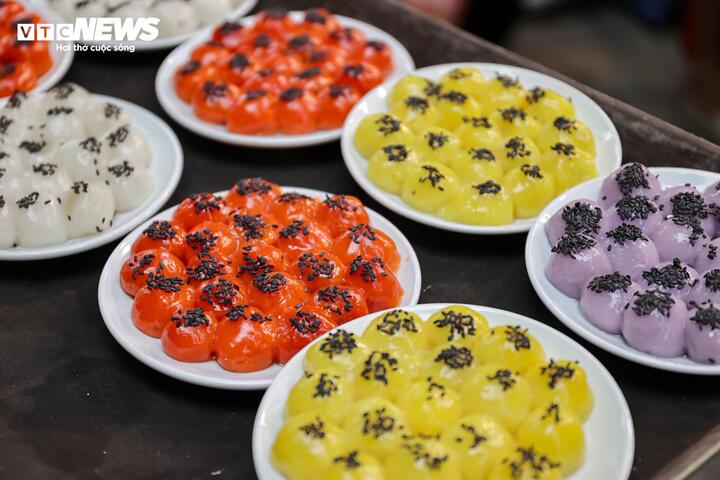 Người Hà Nội xếp hàng cả tiếng chờ mua bánh trôi, bánh chay dịp Tết Hàn thực - Ảnh 17