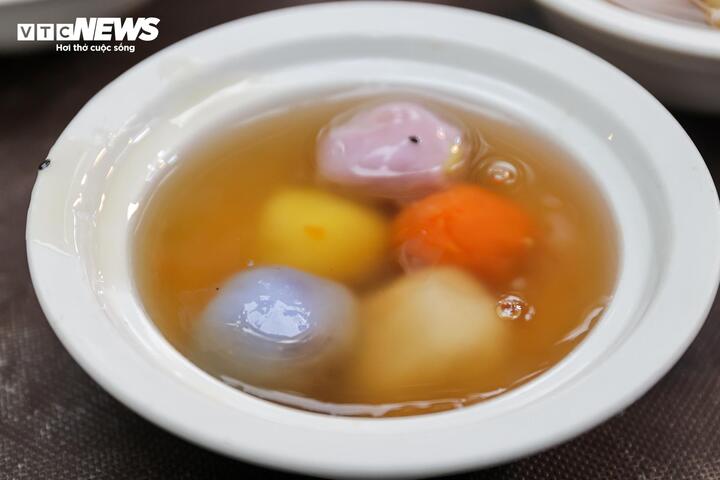 Người Hà Nội xếp hàng cả tiếng chờ mua bánh trôi, bánh chay dịp Tết Hàn thực - Ảnh 18