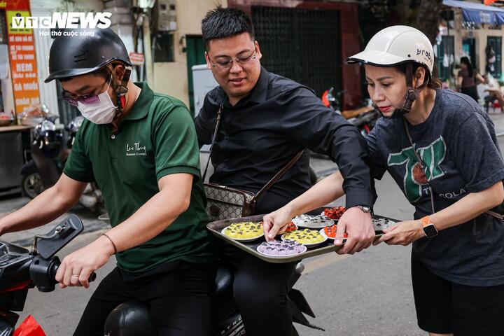 Người Hà Nội xếp hàng cả tiếng chờ mua bánh trôi, bánh chay dịp Tết Hàn thực - Ảnh 21