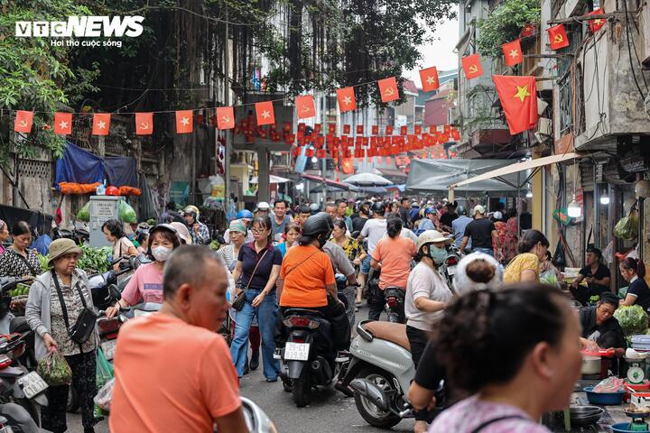 Người Hà Nội xếp hàng cả tiếng chờ mua bánh trôi, bánh chay dịp Tết Hàn thực - Ảnh 10