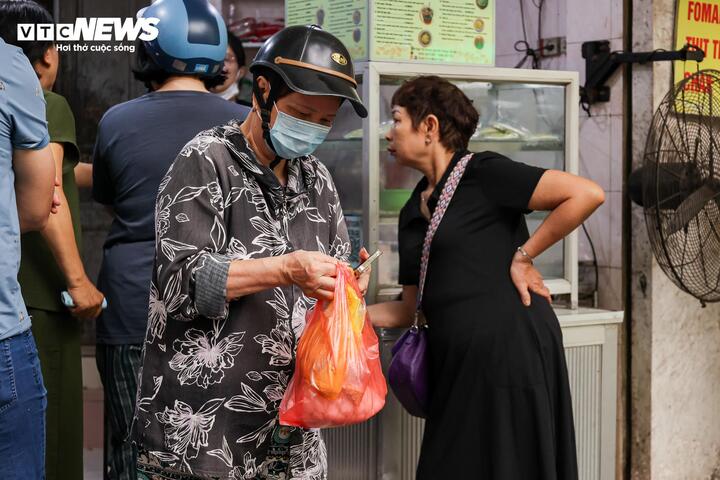 Người Hà Nội xếp hàng cả tiếng chờ mua bánh trôi, bánh chay dịp Tết Hàn thực - Ảnh 5