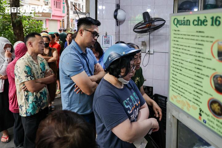 Người Hà Nội xếp hàng cả tiếng chờ mua bánh trôi, bánh chay dịp Tết Hàn thực - Ảnh 3