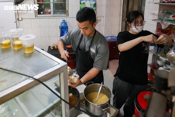 Người Hà Nội xếp hàng cả tiếng chờ mua bánh trôi, bánh chay dịp Tết Hàn thực - Ảnh 4