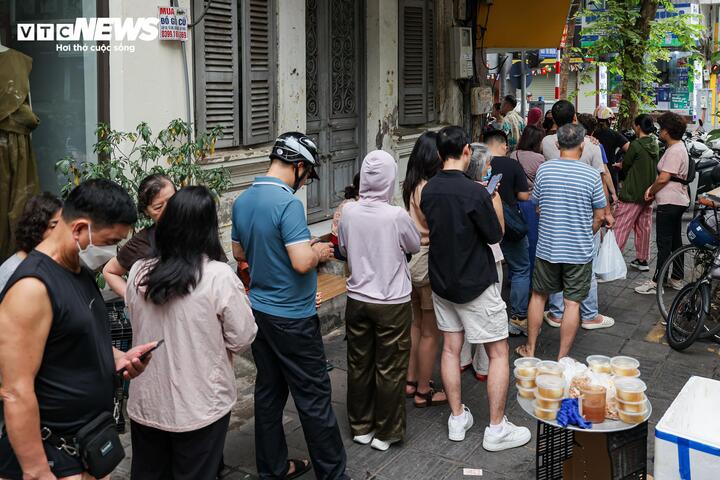 Người Hà Nội xếp hàng cả tiếng chờ mua bánh trôi, bánh chay dịp Tết Hàn thực - Ảnh 6