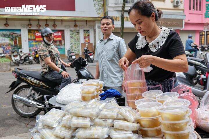 Người Hà Nội xếp hàng cả tiếng chờ mua bánh trôi, bánh chay dịp Tết Hàn thực - Ảnh 7