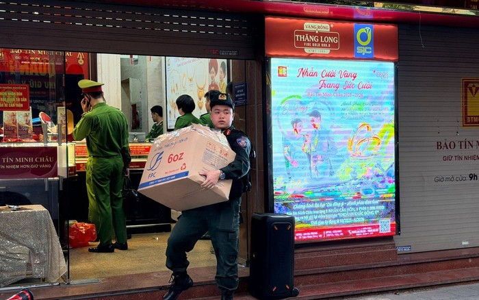 Khởi tố vụ án tại Bảo Tín Minh Châu: Công an thu giữ 23,3 tỷ đồng tiền mặt, 7 quyển sổ đỏ cùng lượng lớn kim loại màu vàng, bạc - Ảnh 1