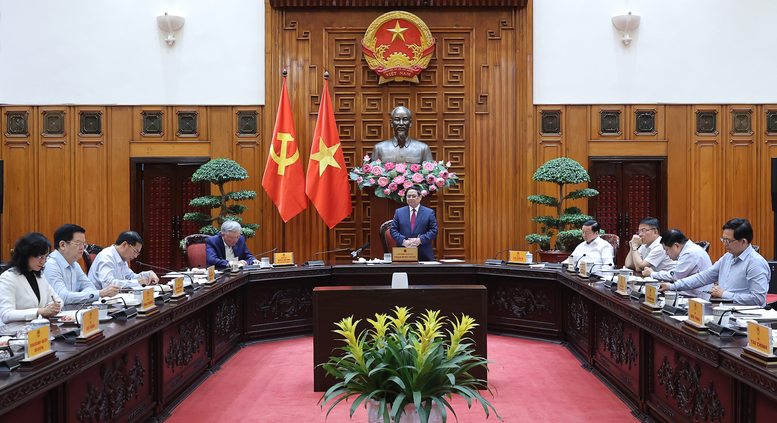 Thủ tướng: Xây dựng ngay kho dầu thô tại Nghi Sơn và tính toán các địa điểm khác - Ảnh 1