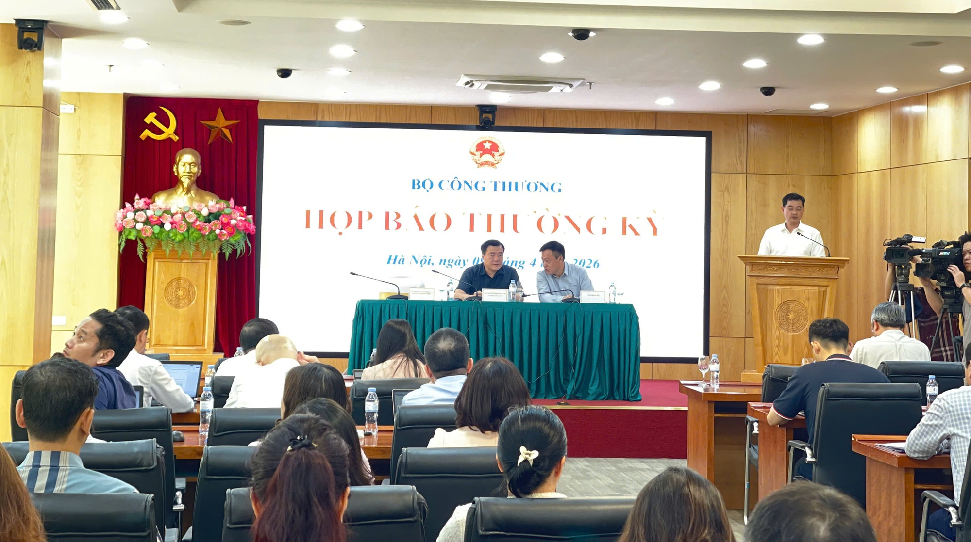 Bộ Công Thương nêu lý do vì sao điều hành giá xăng dầu vào nửa đêm? - Ảnh 1