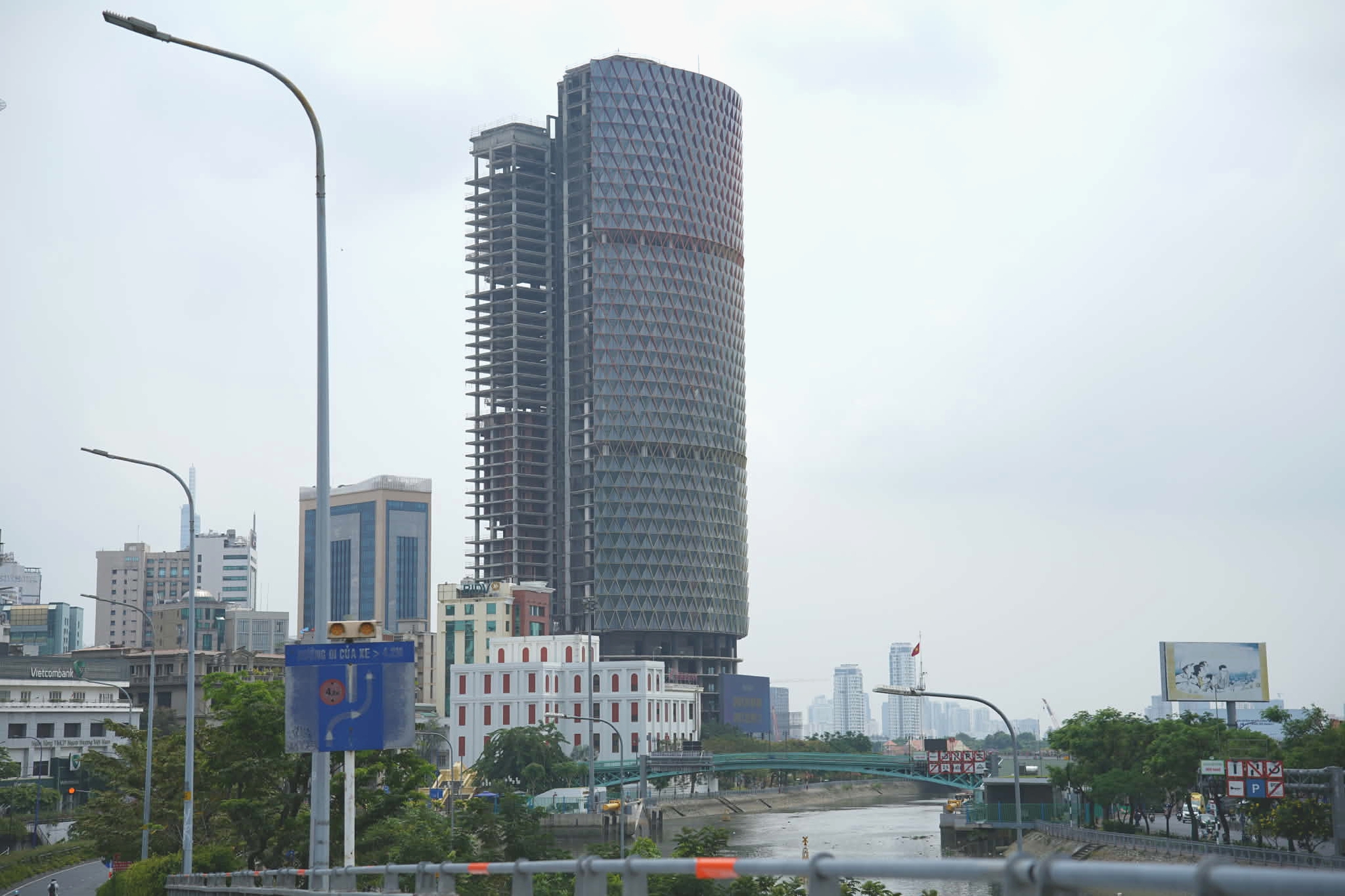 Tòa nhà "tai tiếng" trên đất vàng TPHCM: Số phận lao đao, trở thành khoản nợ xấu BĐS lớn bậc nhất, đến lớp vỏ rực rỡ mỗi đêm dù bên trong vẫn là khối bê tông khổng lồ - Ảnh 1