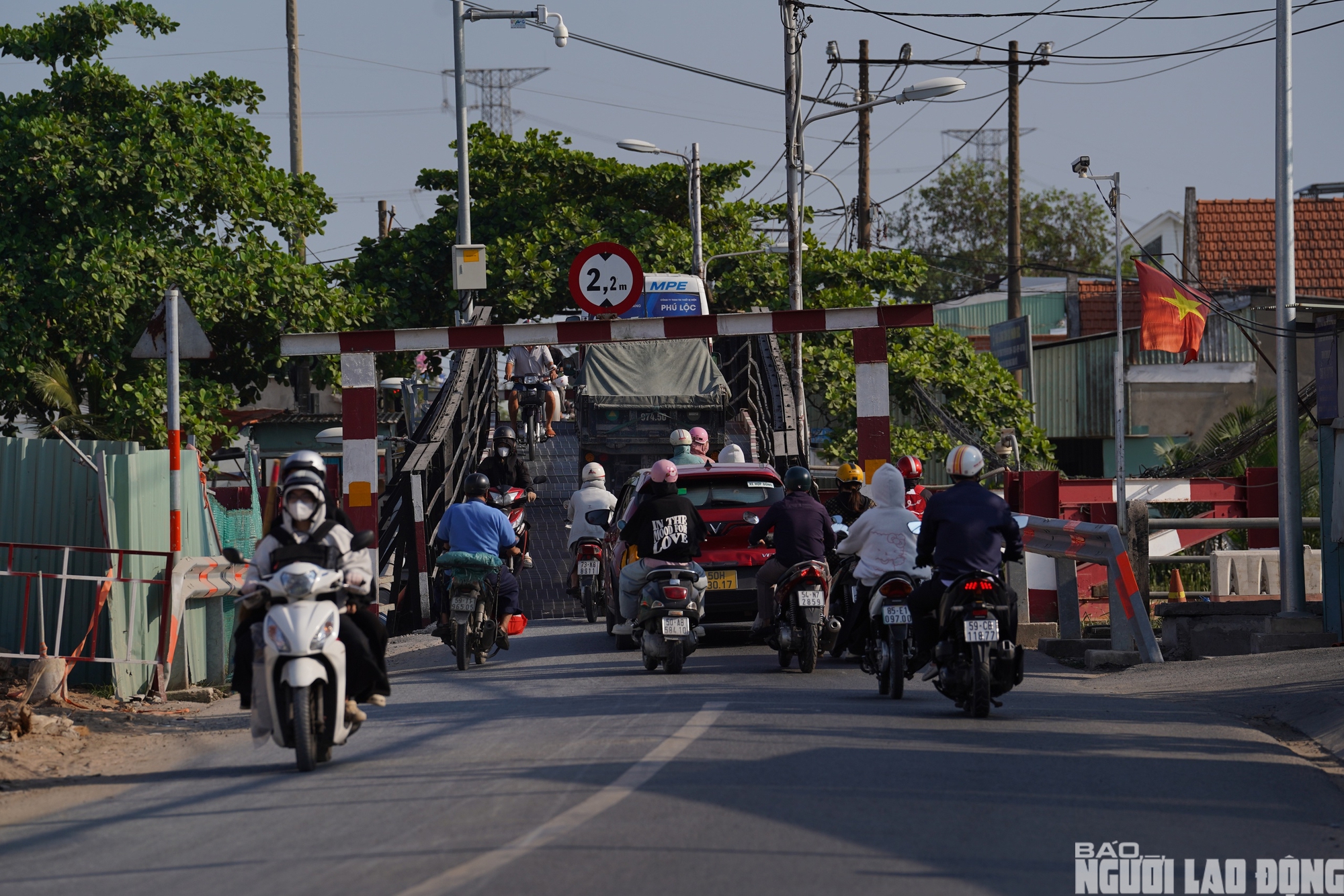 Cận cảnh công trường cầu gần 500 tỉ đồng nối TPHCM với cửa ngõ đi Tây Ninh - Ảnh 7