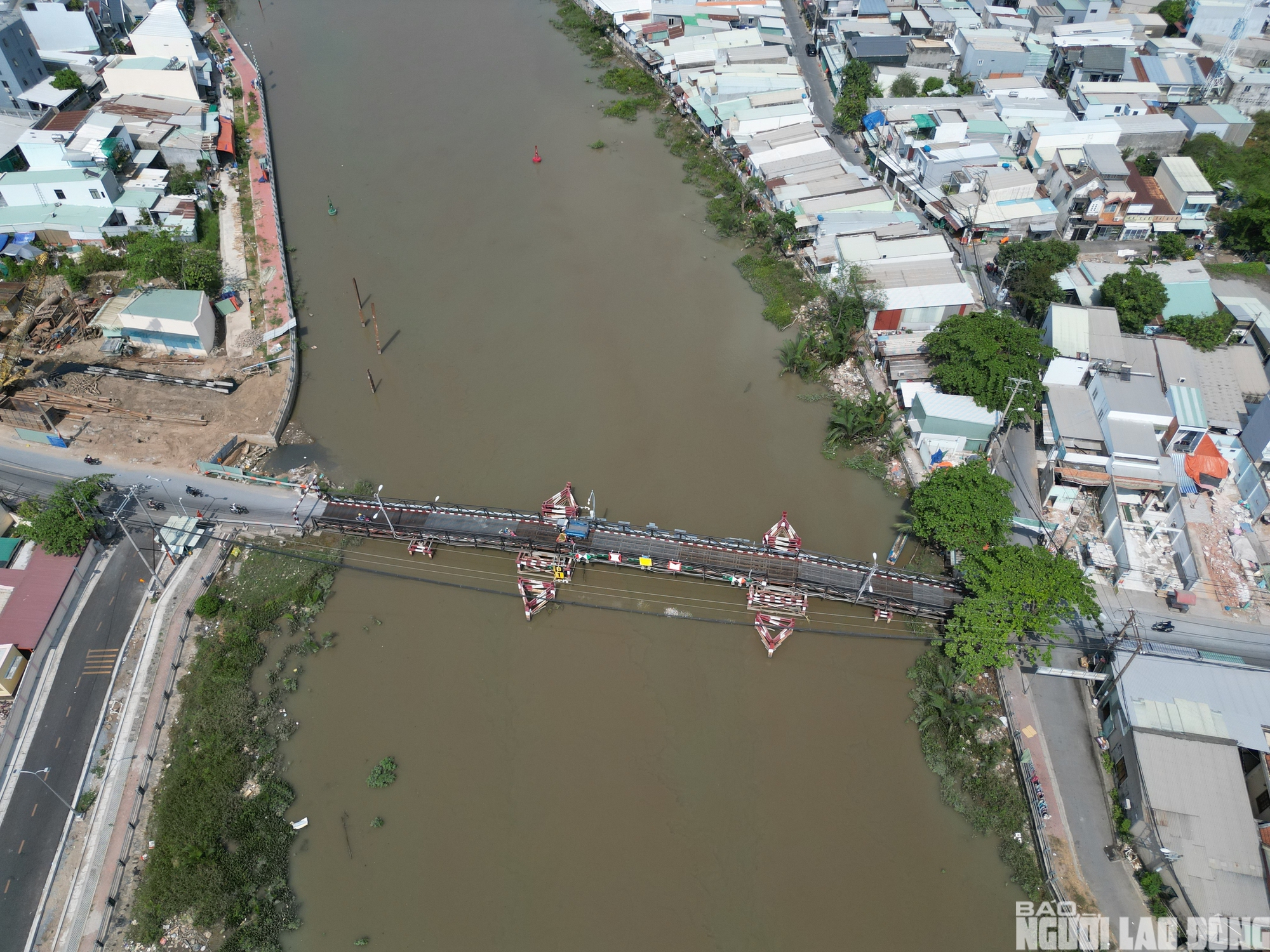 Cận cảnh công trường cầu gần 500 tỉ đồng nối TPHCM với cửa ngõ đi Tây Ninh - Ảnh 9