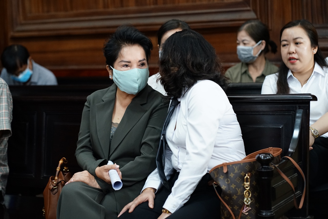 Những hình ảnh của cựu CEO Quốc Cường Gia Lai Nguyễn Thị Như Loan tại phiên toà sáng nay - Ảnh 2