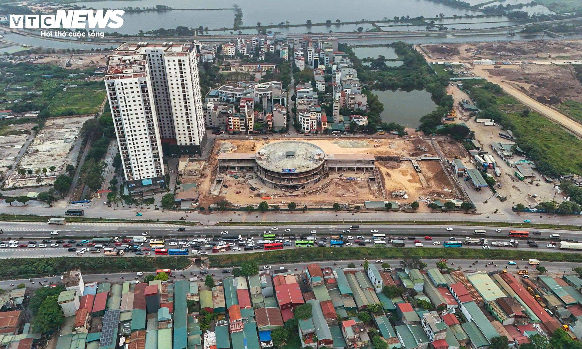 Mục sở thị bến xe có thiết kế độc đáo ở cửa ngõ Hà Nội - Ảnh 1