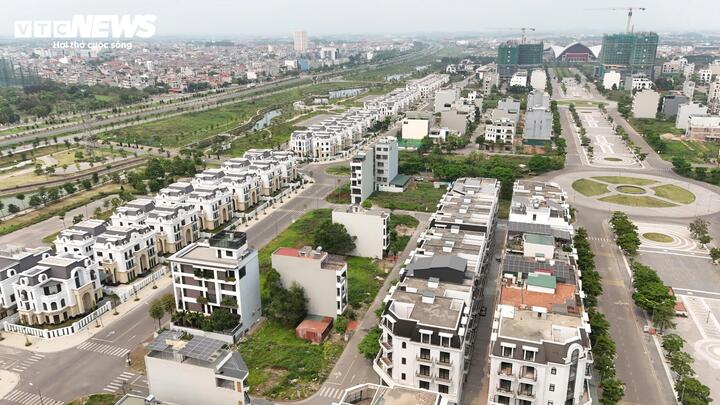 Phố đi bộ nghìn tỷ ở Bắc Ninh đìu hiu, biệt thự bỏ hoang cho cỏ mọc - Ảnh 1