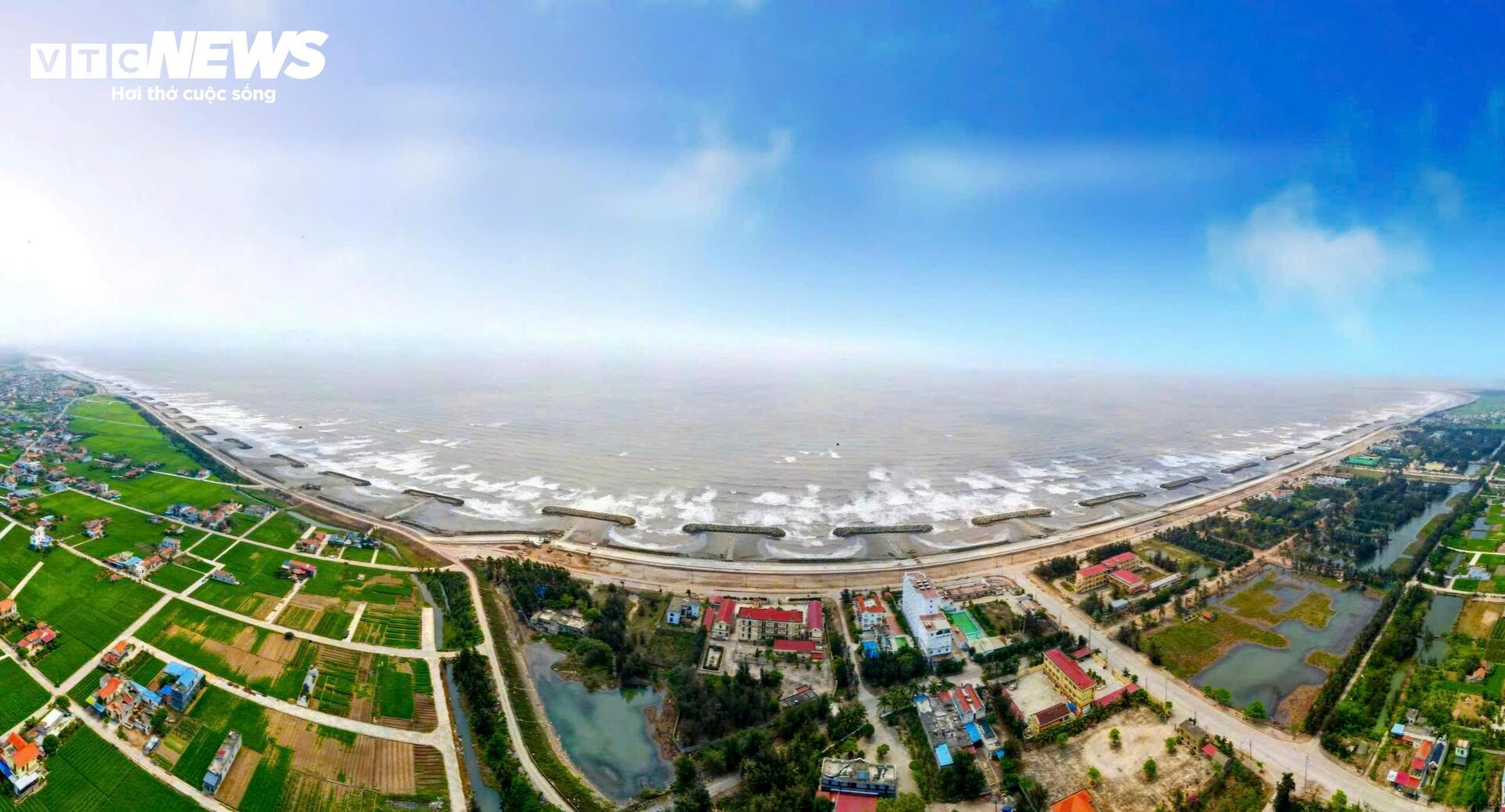 Bãi biển Ninh Bình 'hồi sinh' sau dự án 500 tỷ, đón những du khách đầu tiên - Ảnh 1