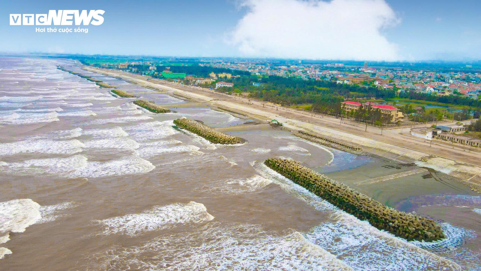 Bãi biển Ninh Bình 'hồi sinh' sau dự án 500 tỷ, đón những du khách đầu tiên - Ảnh 11