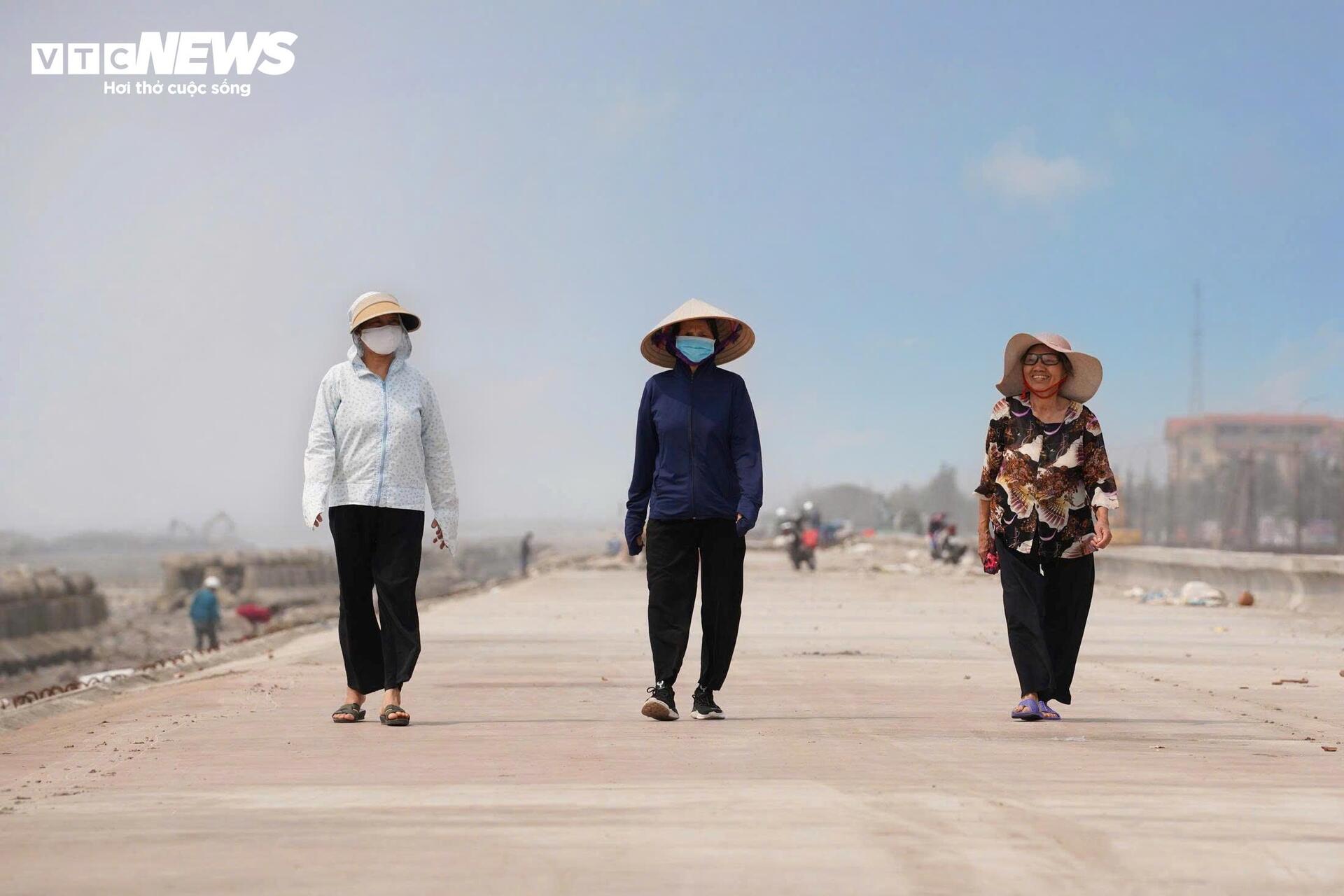 Bãi biển Ninh Bình 'hồi sinh' sau dự án 500 tỷ, đón những du khách đầu tiên - Ảnh 9