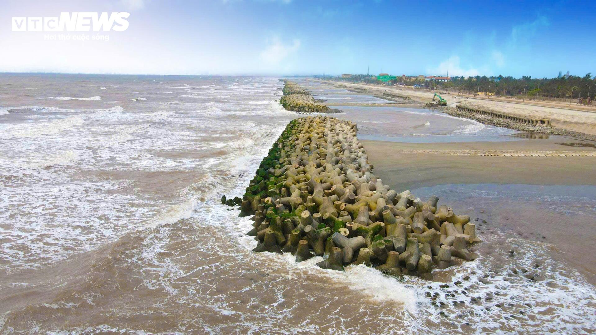 Bãi biển Ninh Bình 'hồi sinh' sau dự án 500 tỷ, đón những du khách đầu tiên - Ảnh 3