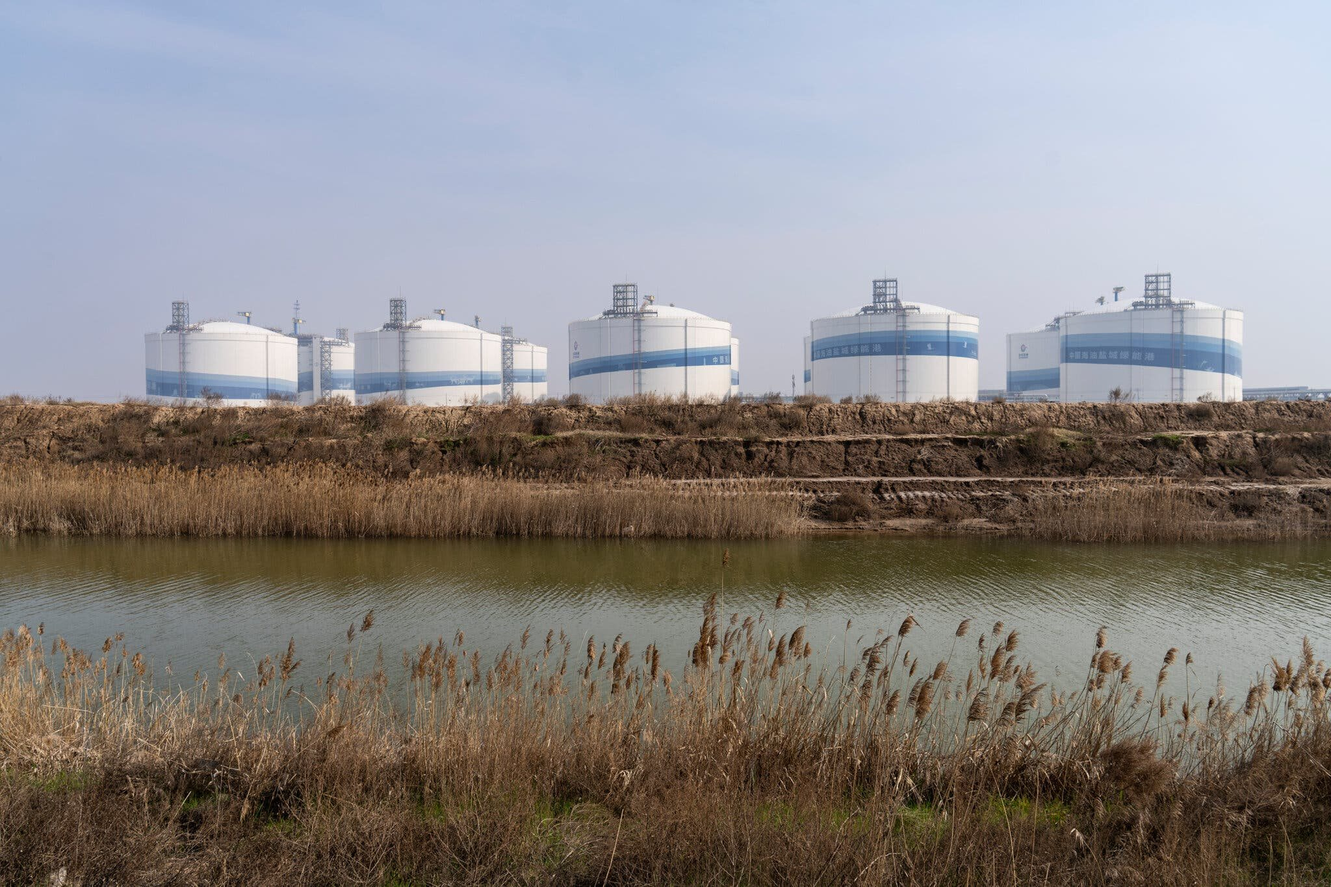 Phát hiện hàng loạt khối thép hình trụ cao bằng tòa nhà 20 tầng, quy mô lớn nhất thế giới tại Trung Quốc, chứa thứ không màu, không mùi, đủ cho cả trăm triệu người dùng trong hơn 2 tháng - Ảnh 2