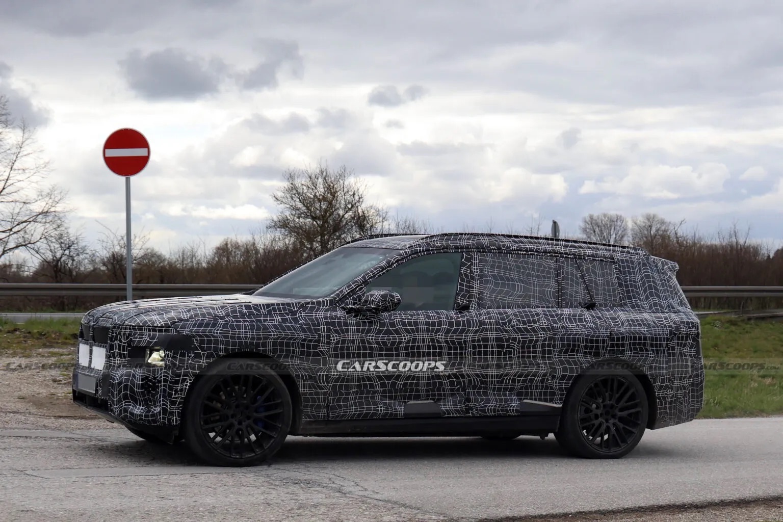 BMW X7 bản điện lộ diện: Thiết kế không quá dị như đàn em, có thể chạy tới 800km/sạc, mạnh hơn nhiều siêu xe - Ảnh 1
