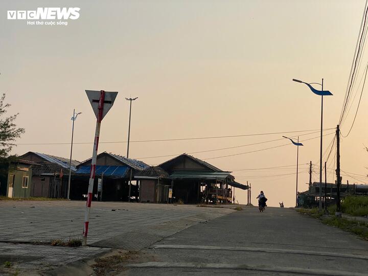 Dân ven biển Quảng Trị tiếc nuối nhìn dự án bãi tắm gần 260 tỷ 'đắp chiếu' - Ảnh 1