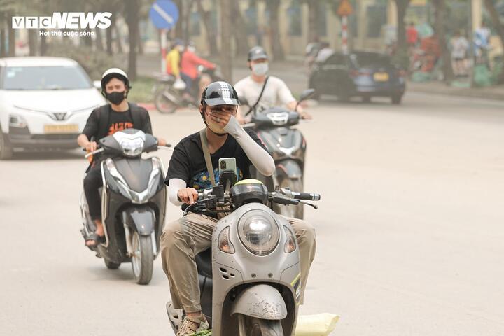 Người Hà Nội 'ngộp thở' giữa bụi mịt mù từ công trình xây dựng - Ảnh 7