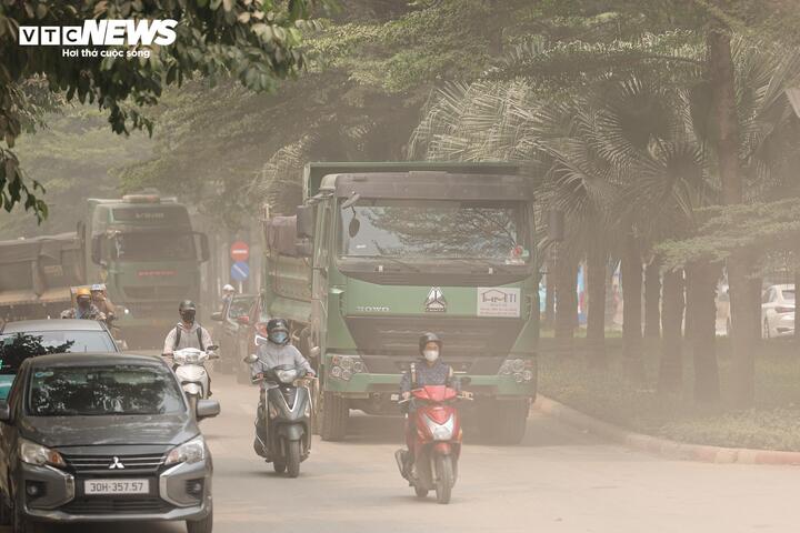 Người Hà Nội 'ngộp thở' giữa bụi mịt mù từ công trình xây dựng - Ảnh 1