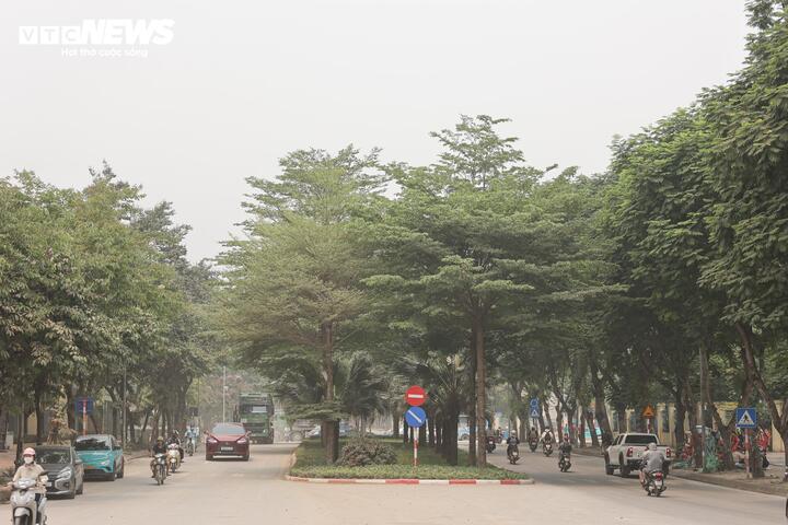 Người Hà Nội 'ngộp thở' giữa bụi mịt mù từ công trình xây dựng - Ảnh 2
