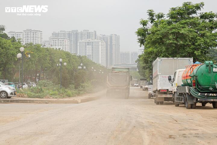 Người Hà Nội 'ngộp thở' giữa bụi mịt mù từ công trình xây dựng - Ảnh 28