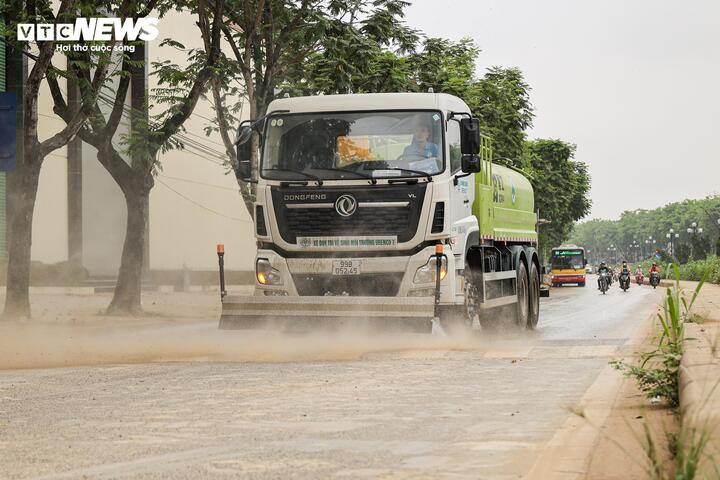 Người Hà Nội 'ngộp thở' giữa bụi mịt mù từ công trình xây dựng - Ảnh 18
