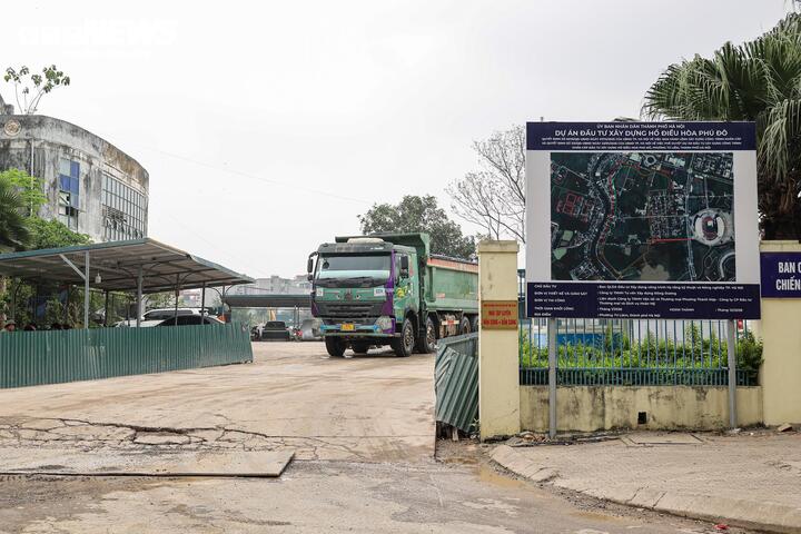 Người Hà Nội 'ngộp thở' giữa bụi mịt mù từ công trình xây dựng - Ảnh 3