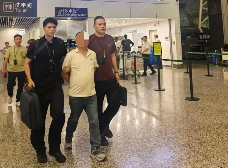 Trung Quốc: Cục Chống buôn lậu bắt 2 ông chủ doanh nghiệp lớn cùng 9 đối tượng liên quan, thu giữ gần 130kg vàng trị giá hơn 300 tỷ đồng - Ảnh 1