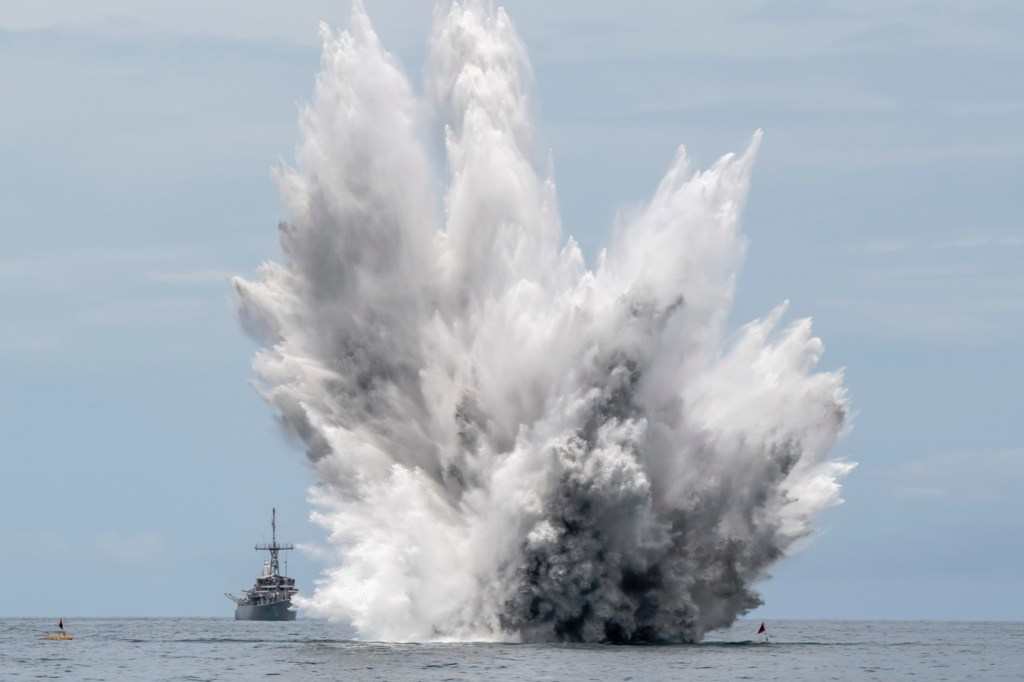 Vì sao tàu sân bay Mỹ né "Cổng nước mắt", đi đường vòng tới Trung Đông? - Ảnh 3