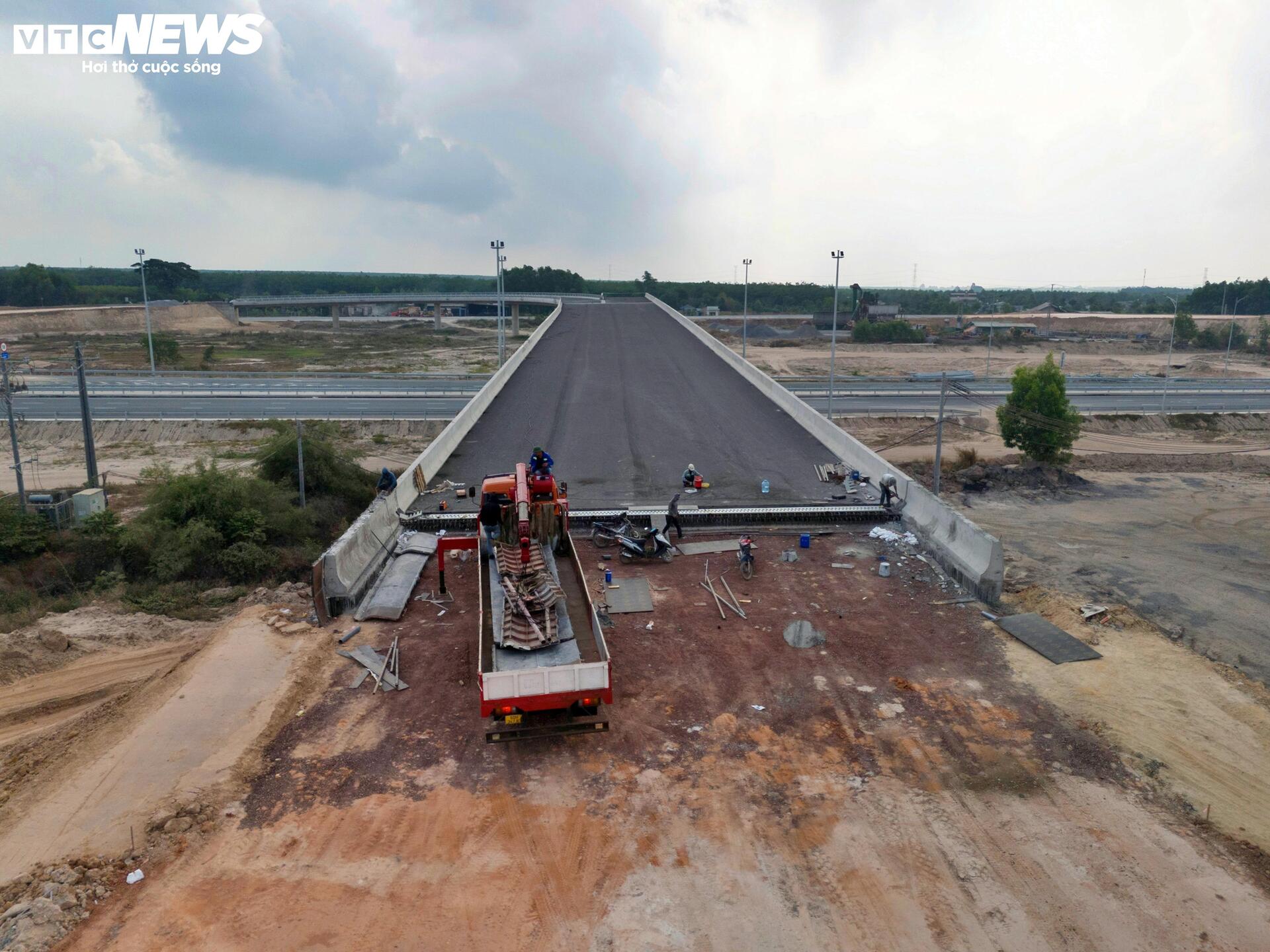 5 hộ dân chưa di dời, nút giao cao tốc Bến Lức-Long Thành nguy cơ chậm tiến độ - Ảnh 9