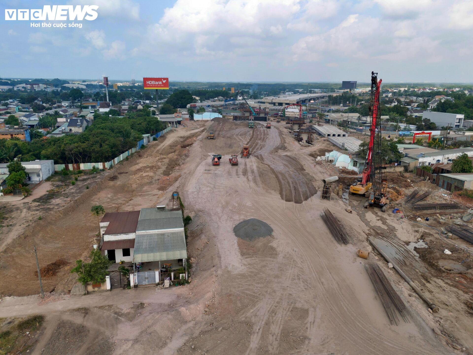 5 hộ dân chưa di dời, nút giao cao tốc Bến Lức-Long Thành nguy cơ chậm tiến độ - Ảnh 8