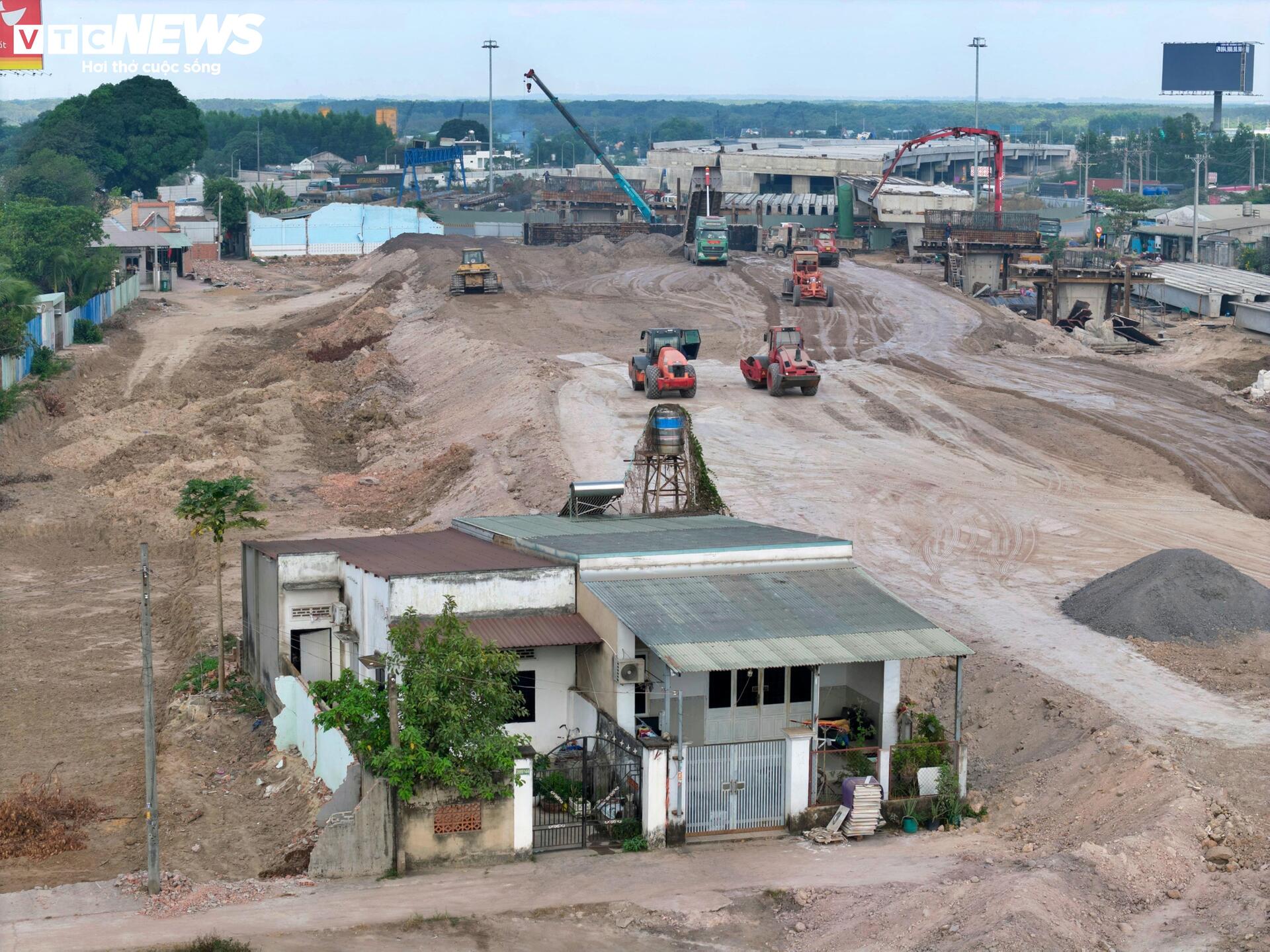 5 hộ dân chưa di dời, nút giao cao tốc Bến Lức-Long Thành nguy cơ chậm tiến độ - Ảnh 3