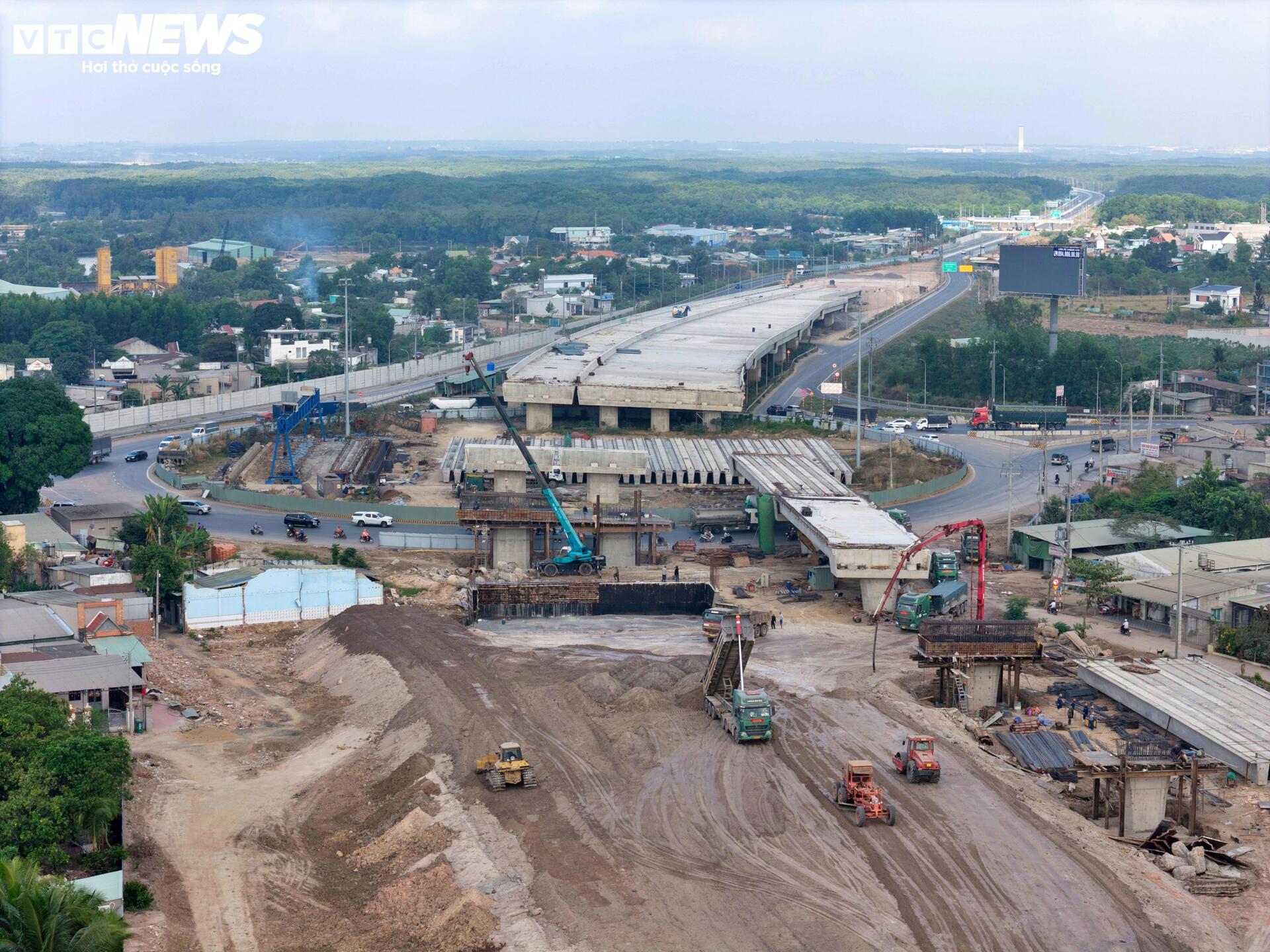 5 hộ dân chưa di dời, nút giao cao tốc Bến Lức-Long Thành nguy cơ chậm tiến độ - Ảnh 5