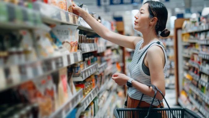 Lạm phát đeo bám, người dân ở quốc gia giàu nhất thế giới không dám tập gym, làm nail, phải sống nhờ cậy thẻ tín dụng - Ảnh 1