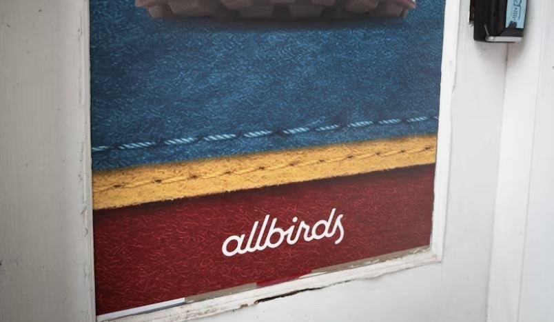 Startup giầy vừa phá sản bất ngờ 'quay xe' làm AI dù không hiểu gì về công nghệ, cổ phiếu tăng 600% từ đáy - Ảnh 2