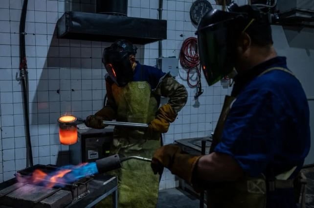 Bê bối chấn động ngành vàng tại Mỹ: 'Phù phép' vàng ngoại bất hợp pháp thành vàng nội, góc khuất ít ai biết tại các xưởng đúc được vén màn - Ảnh 2