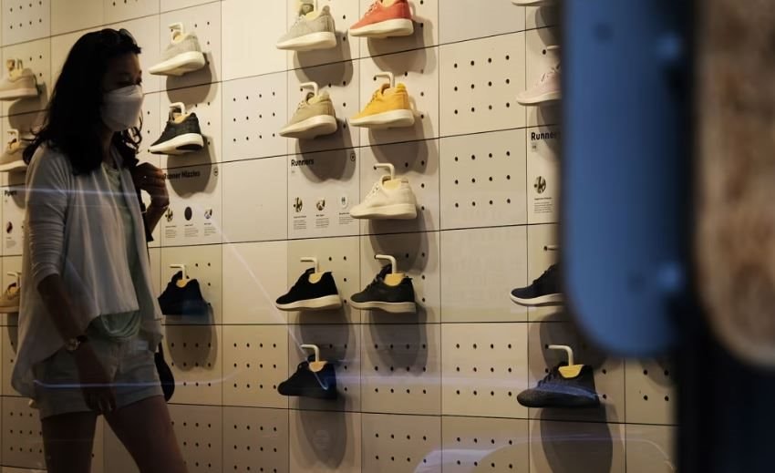 Startup giầy vừa phá sản bất ngờ 'quay xe' làm AI dù không hiểu gì về công nghệ, cổ phiếu tăng 600% từ đáy - Ảnh 1