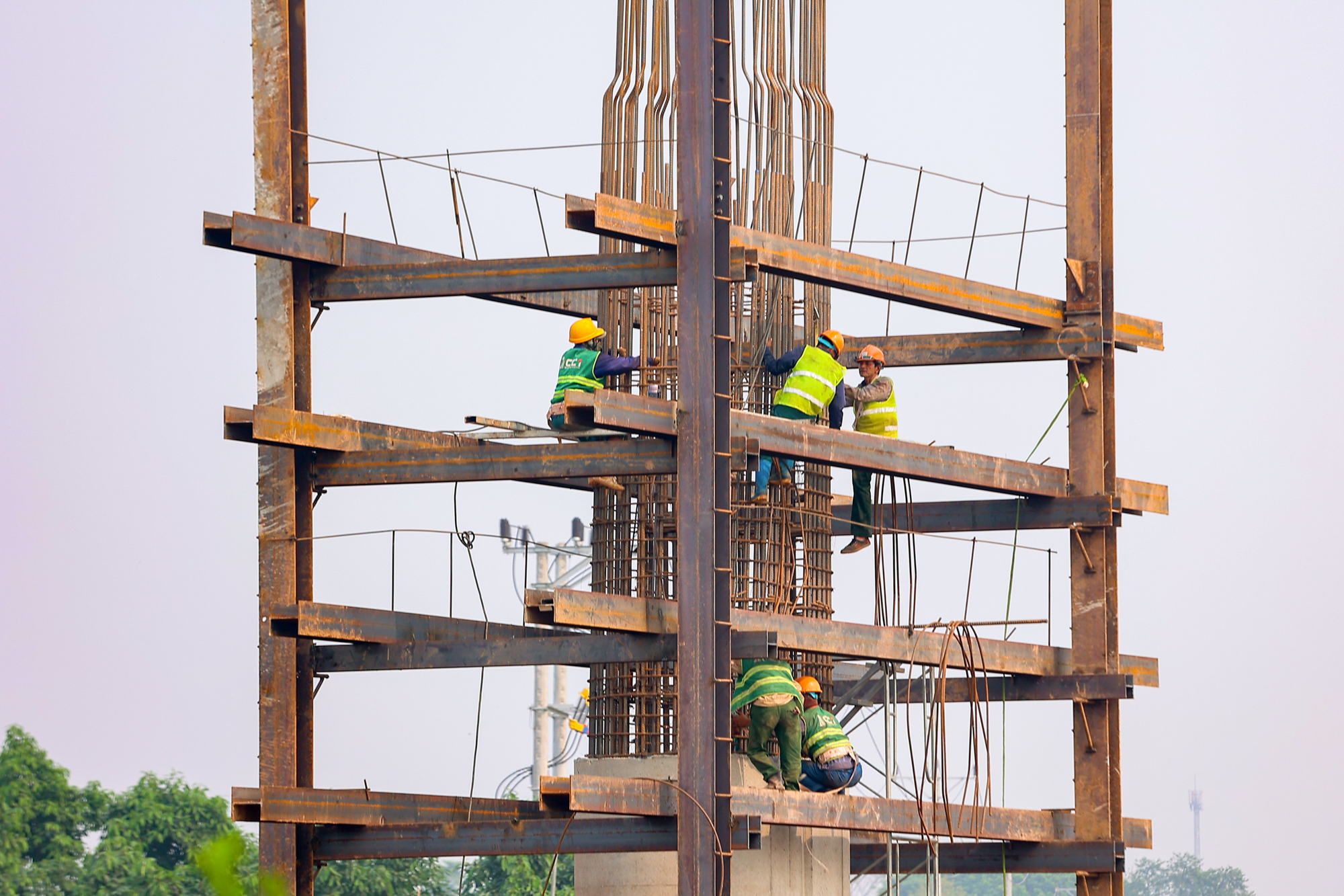 Cận cảnh 2 cây cầu trị giá 16.000 tỷ đồng, kết nối các khu đô thị hàng chục tỷ USD, chiếm 50% nguồn cung căn hộ Hà Nội - Ảnh 8