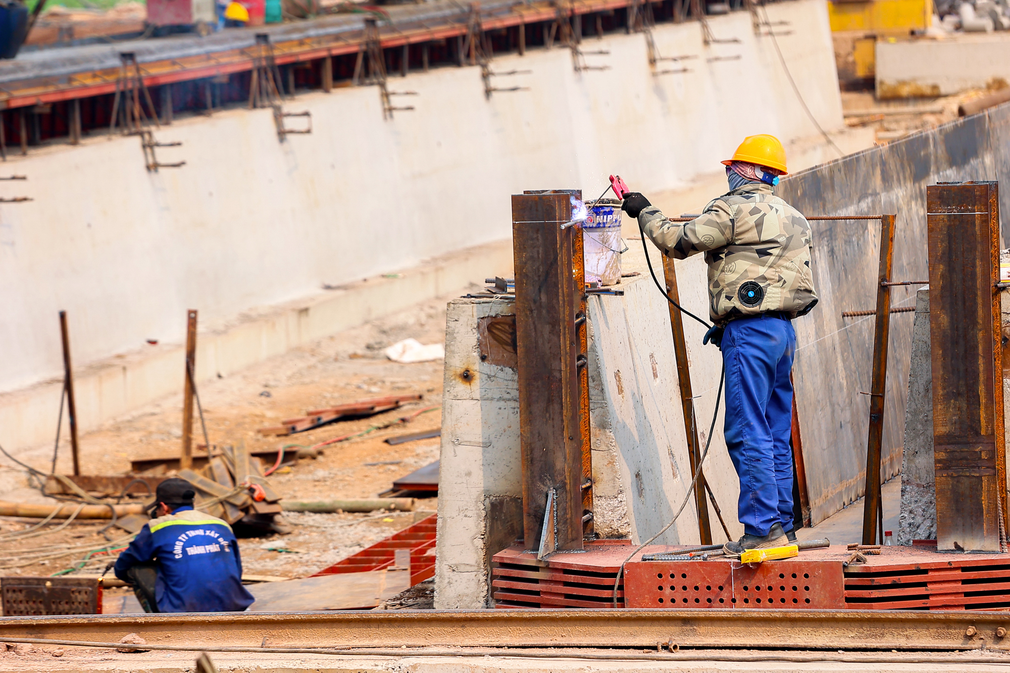 Cận cảnh 2 cây cầu trị giá 16.000 tỷ đồng, kết nối các khu đô thị hàng chục tỷ USD, chiếm 50% nguồn cung căn hộ Hà Nội - Ảnh 10